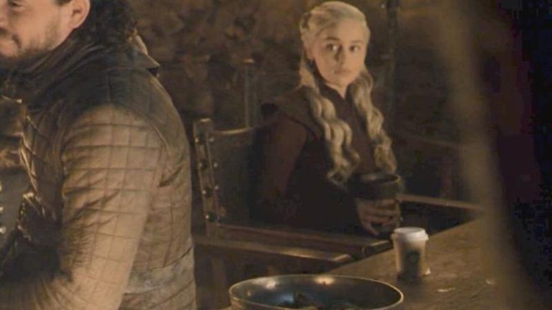 Game of Thrones dizisinin yaratıcıları sette unutulan Starbucks bardağı hakkında  ilk defa konuştu: Aynı İran halıları gibi...