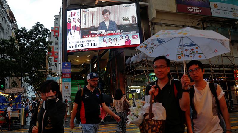 Hong Kong'daki dev protestoların başlamasına sebep olan yasa tasarısı geri çekildi