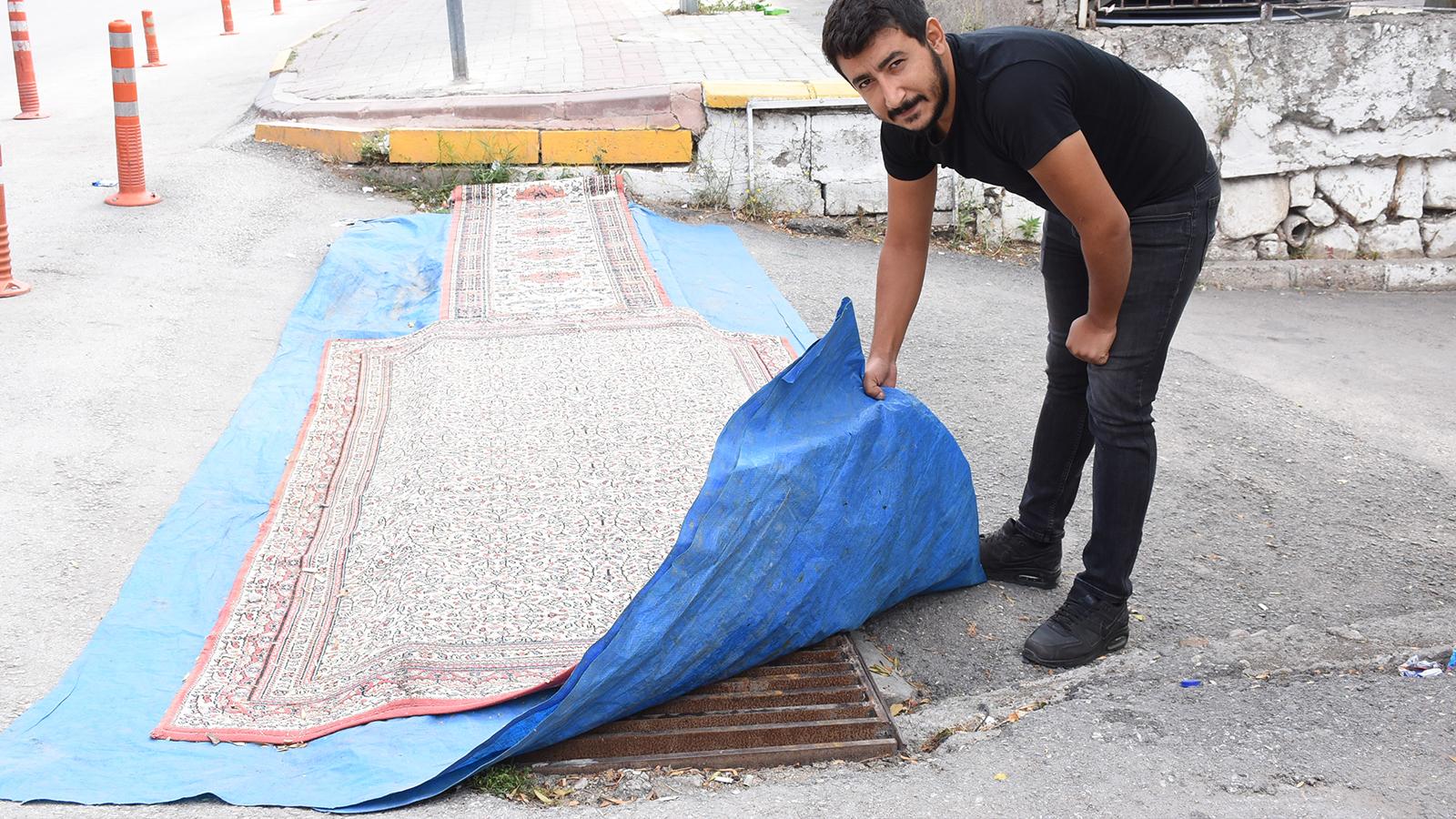 Kırıkkale'de kanalizasyon kokusuna halı ve brandalı önlem