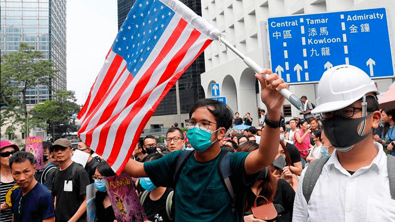 Hong Konglu göstericiler ABD Konsolosluğu önünde Trump'tan yardım istedi