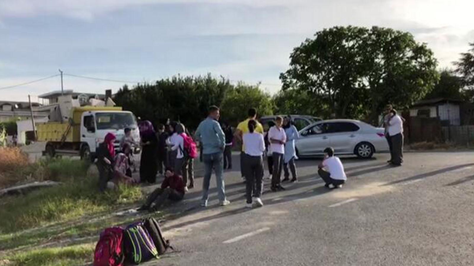 Beylikdüzü'nde öğrenci servisi devrildi: Yaralılar var