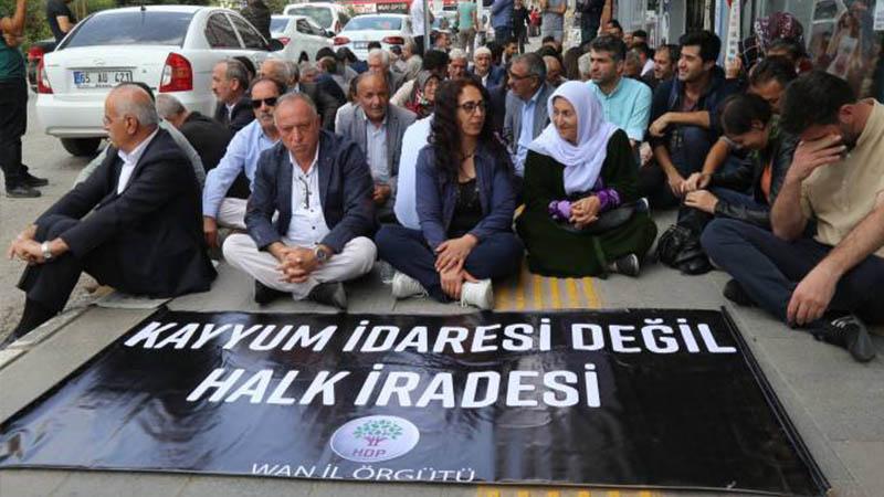 Kayyım atamalarının 28. gününde protestolar sürüyor: "Kayyum gidene kadar mücadele sürecek; biz bu davanın neferleriyiz"