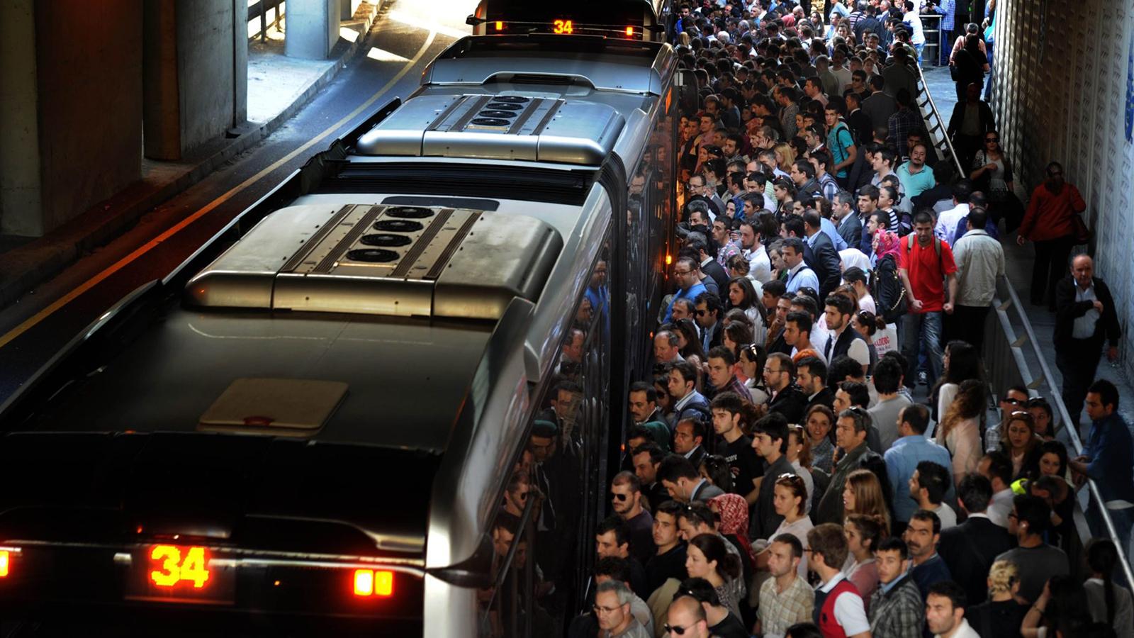 Metrobüste klima kavgası: Neden açmıyorsun, seçimleri CHP kazandı diye mi!