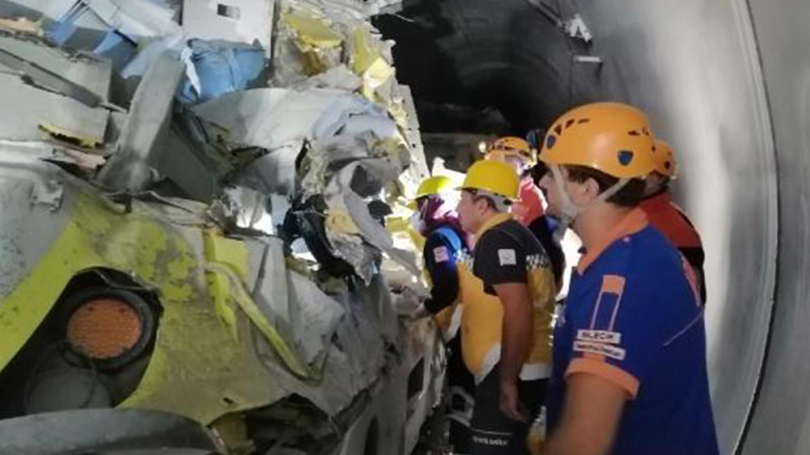 Bilecik'te kılavuz tren tünelde raydan çıktı: 2 ölü