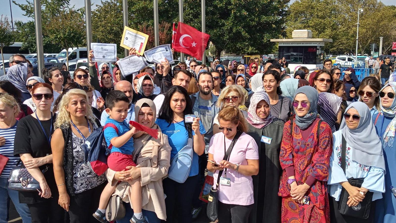 Öğretmenlerden İBB önünde İSMEK protestosu: “Öğrencilerimizle tekrar buluşmak istiyoruz”