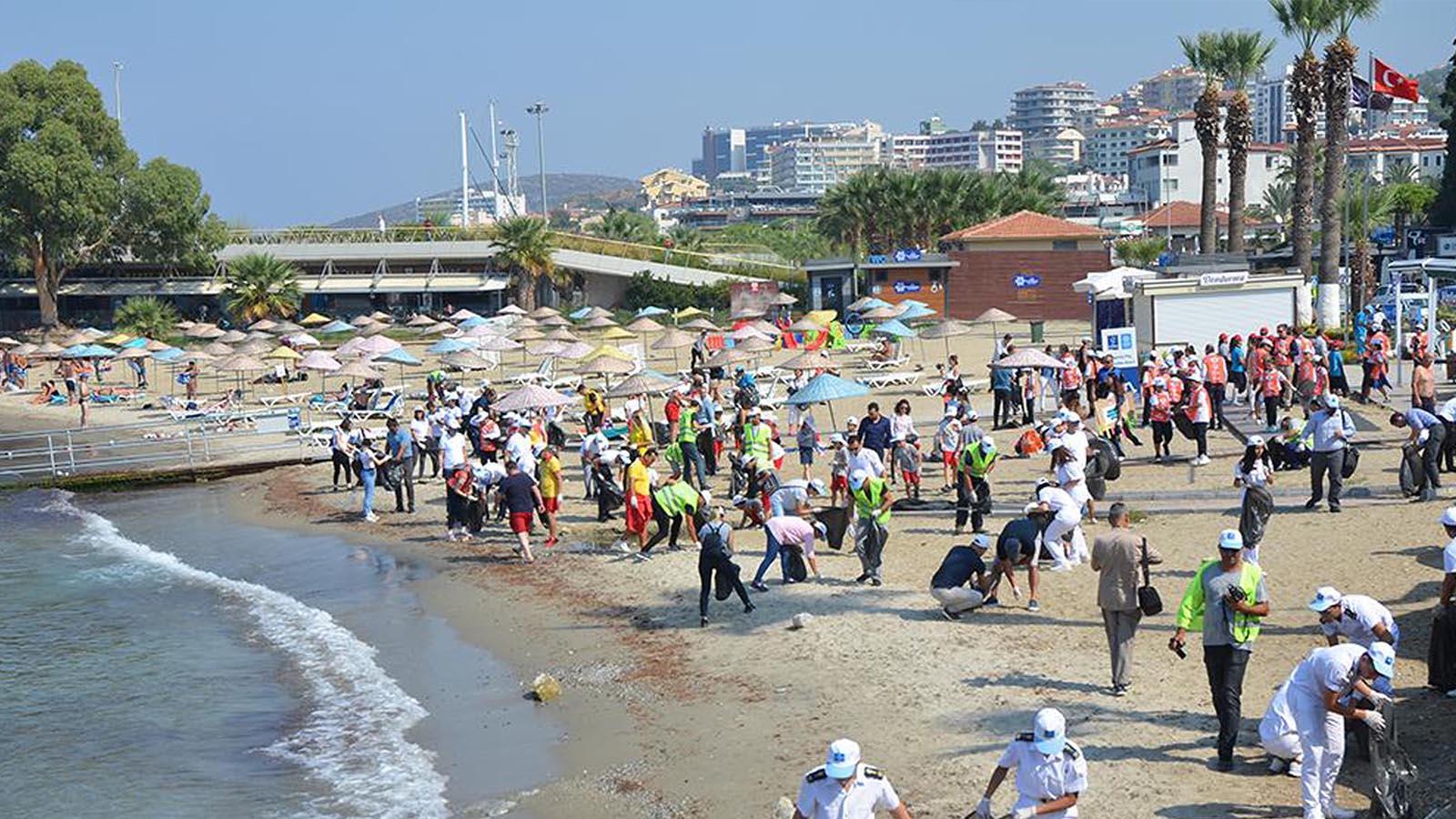 Öğrenciler Kuşadası sahilinde temizlik çalışması yaptı; 219 kilogram katı atık toplandı