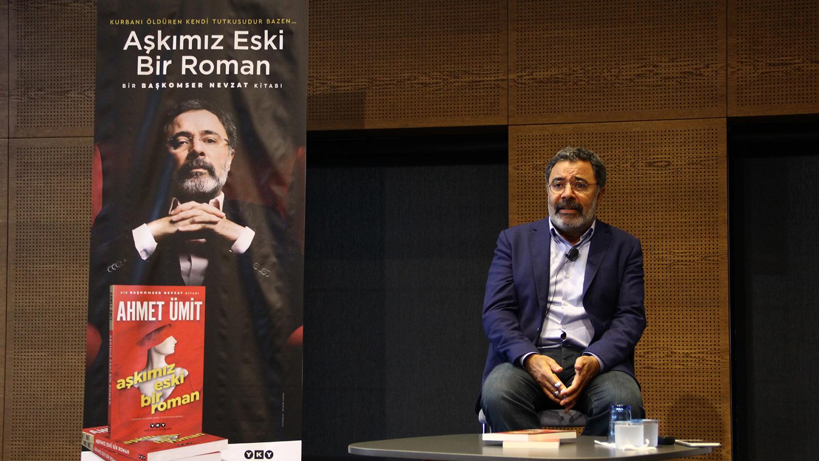 Ahmet Ümit, yeni kitabı Aşkımız Eski Bir Roman'ı imzaladı