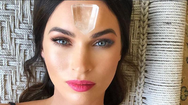 Megan Fox, beynindeki iblislerini nasıl temizlediğini açıkladı: Kristalle