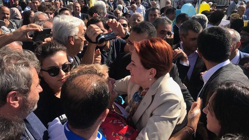 Akşener, Üsküdar ve Beşiktaş'ta vatandaşlarla bir araya geldi