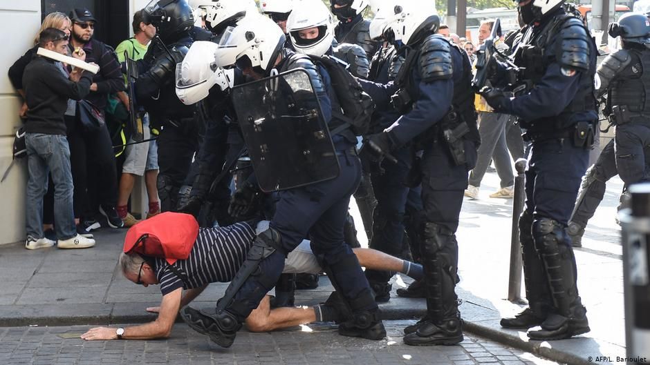 Paris'te göstericilere polis müdahalesi