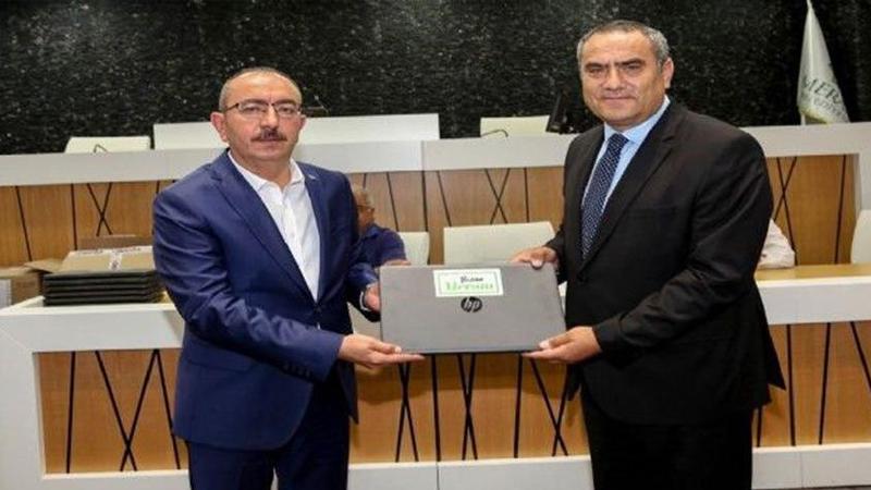 57 milyon lira borcu olan AKP’li belediyeden muhtarlara laptop