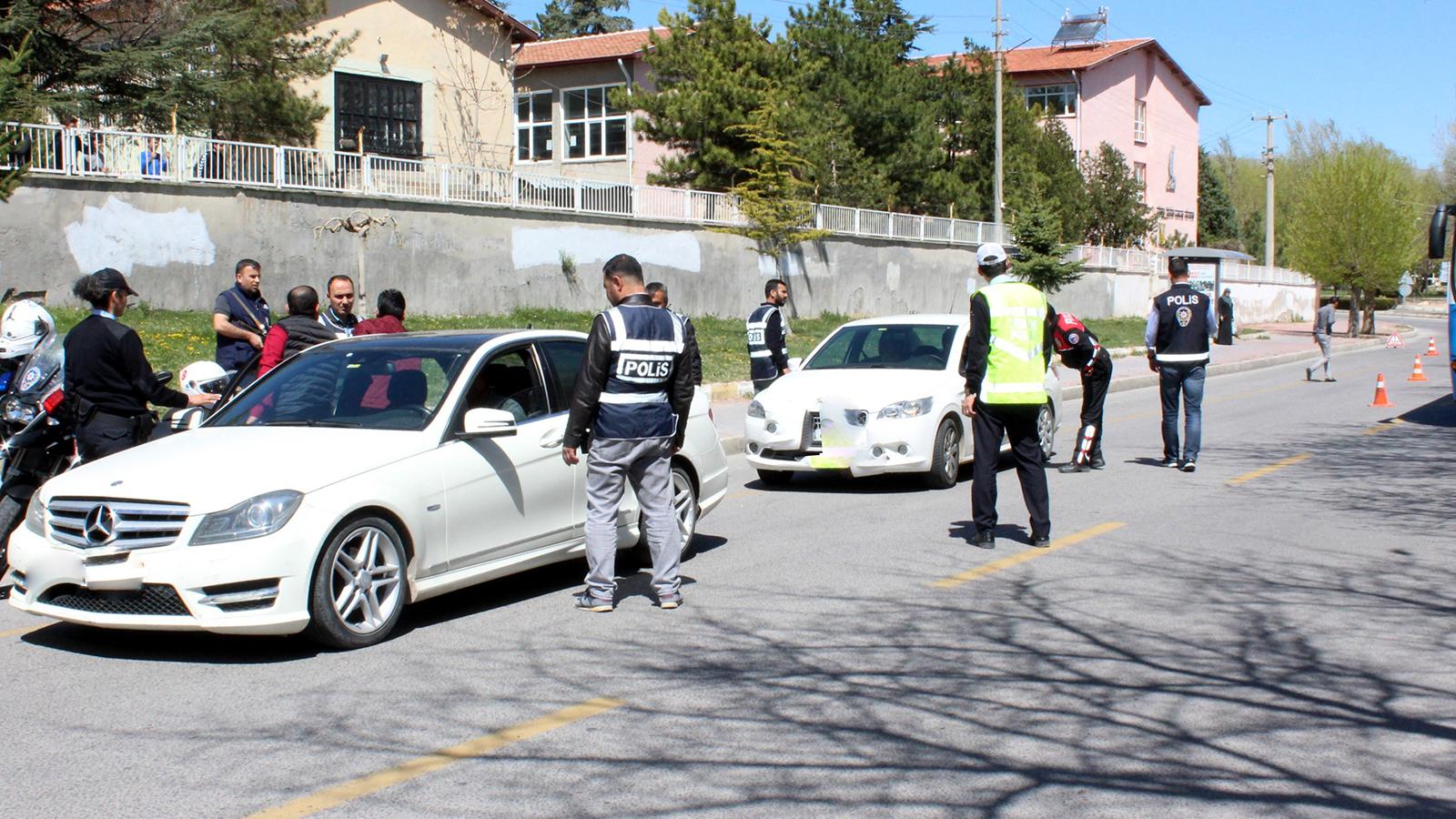 Polis kamerayla tespit etti, uygulama noktasına iletti, sigara içen sürücülere cezayı kesti