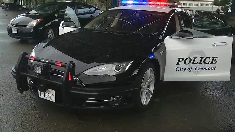 Tesla marka polis arabasının kovalamaca sırasında şarjı bitti