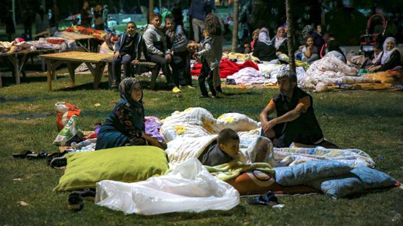 Deprem sonrası İstanbullular geceyi parklarda geçirdi