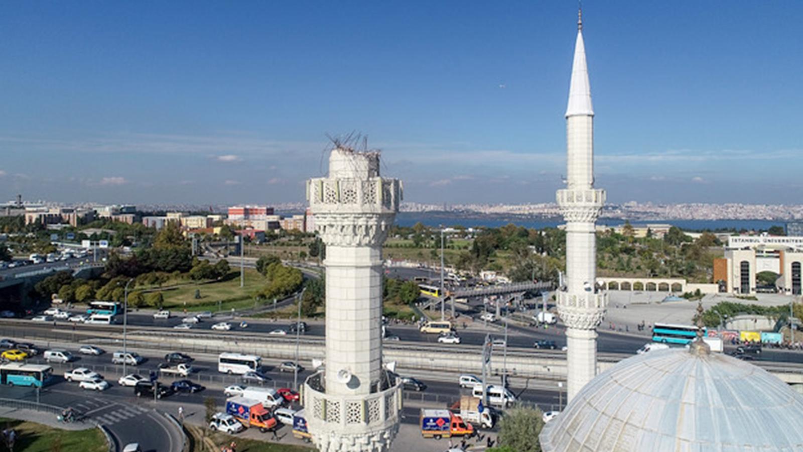 Yılmaz Özdil: 17 Ağustos 1999'da sadece camiler ayakta kalmıştı bu depremde en önce minareler yıkıldı!