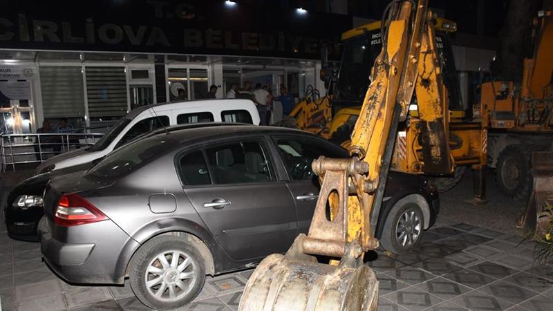 Belediye başkanının makam aracına haciz konuldu