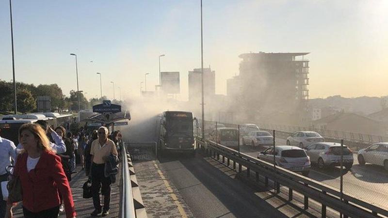 Metrobüste yangın; seferlerde aksama yaşanıyor