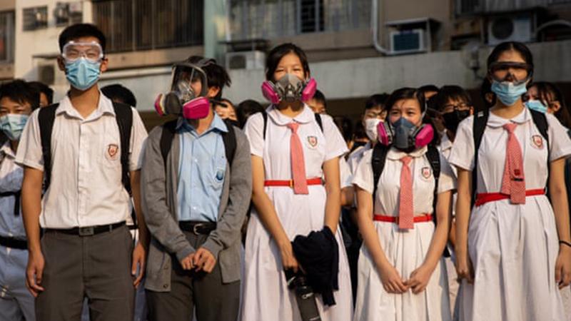 Hong Kong'da vurulan protestocunun okulunda oturma eylemi düzenlendi