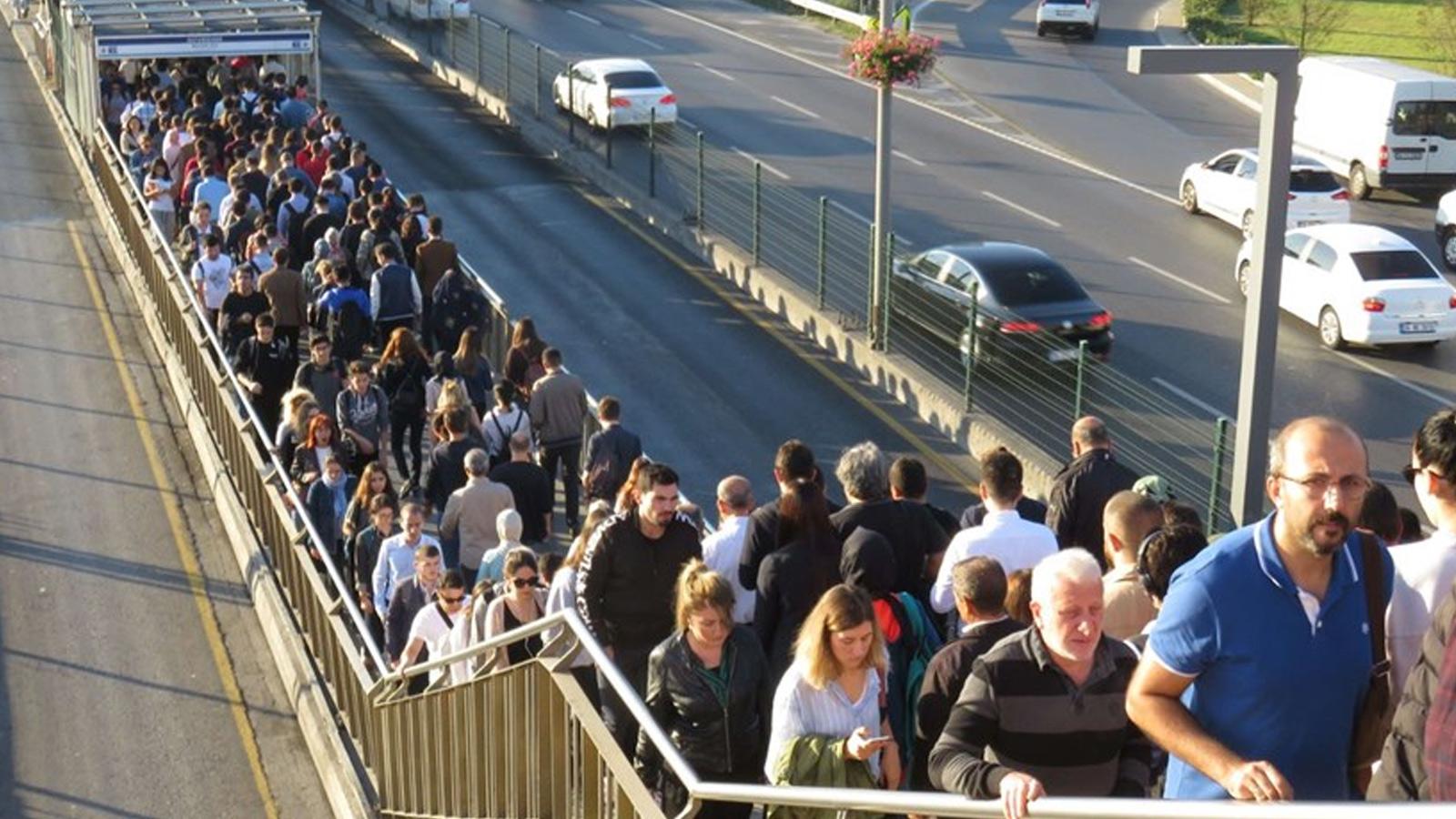 İBB: Metrobüs yoğunluğuna karşı 3 ayrı çalışma başlatıldı, hatta 10 araç eklendi 