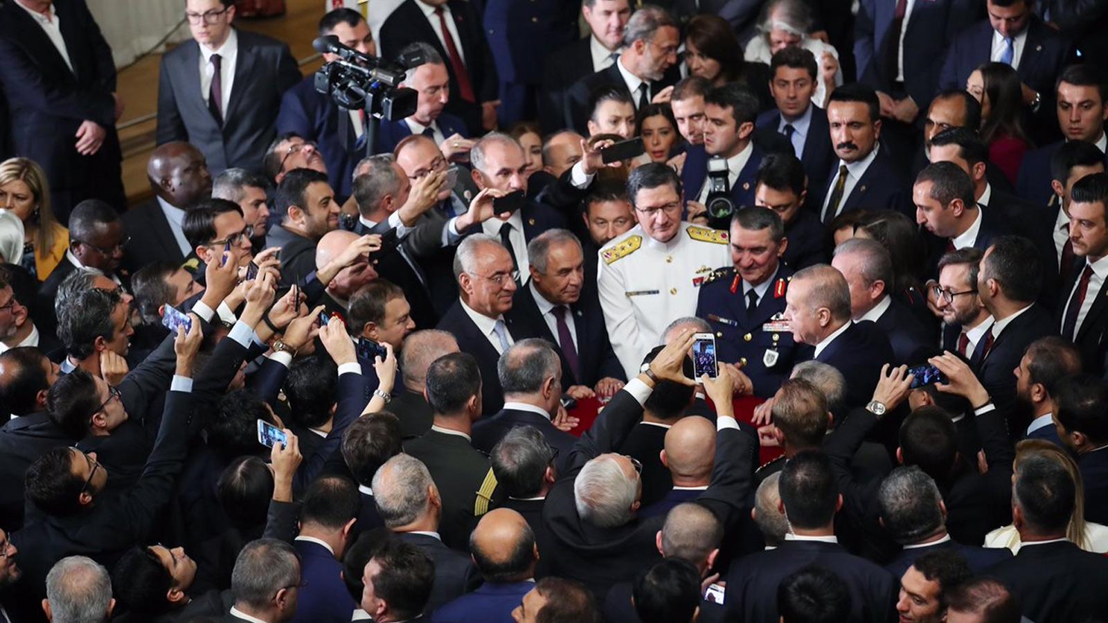 TBMM açılış resepsiyonundaki fotoğraflar AKP’li Metiner’i kızdırdı