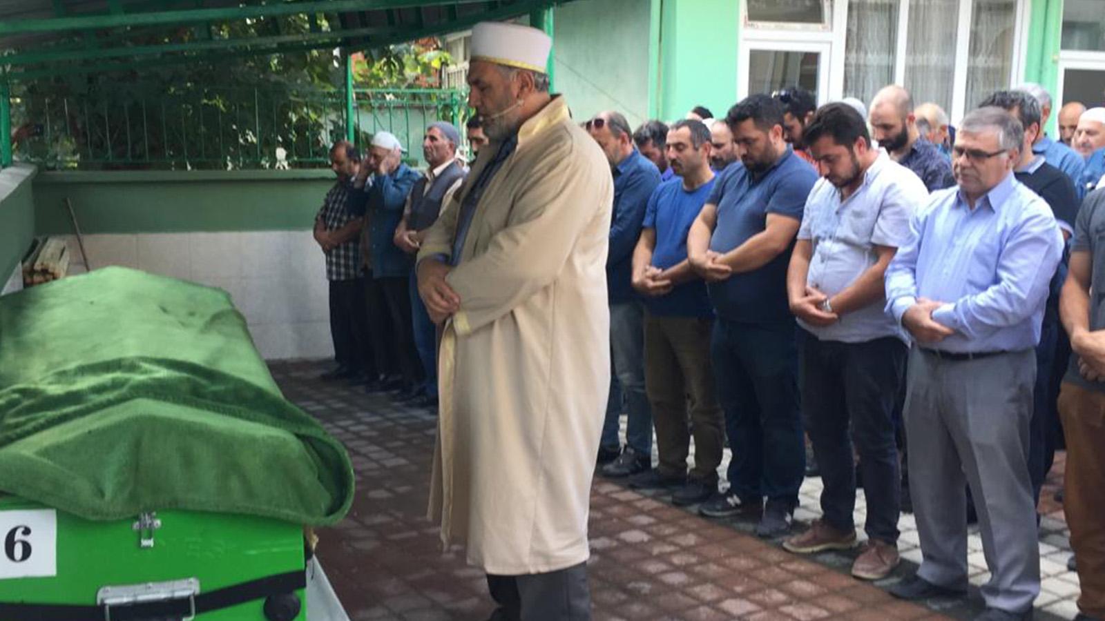 Trafik kazası sonucu kaldırıldığı hastanede hayatını kaybeden hamile kadın defnedildi