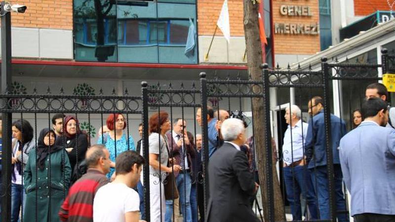 Polis, KHK'lıların HDP binasına girmesine izin vermedi