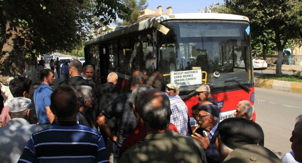 Hastaneye ücretsiz ulaşım sağlayan otobüsleri geri isteyen kayyım, tepkiler üzerine geri adım attı