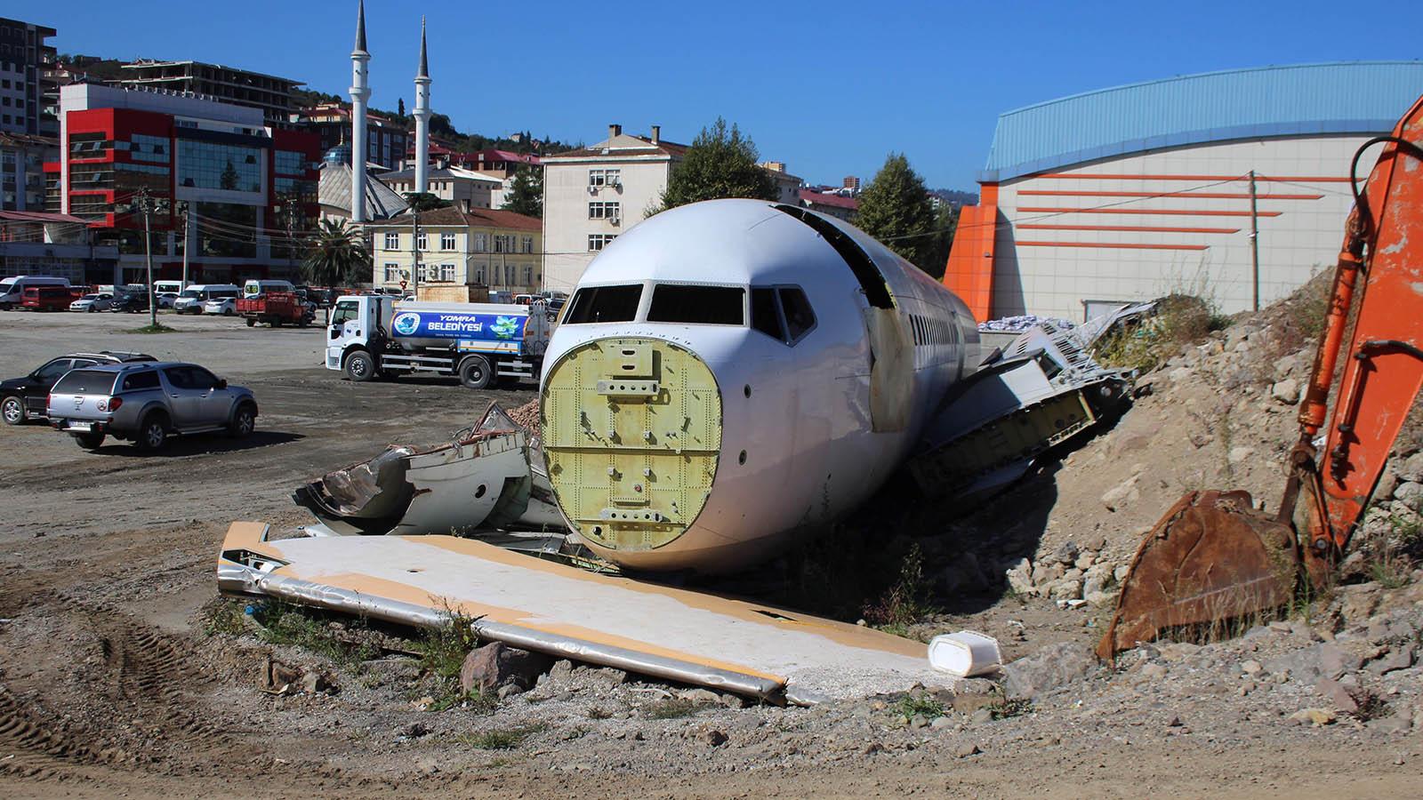 Trabzon Havalimanı'nda pistten çıkan uçak hakkında kaldırıldığı bölgede çevre kirliliği oluşturuyor iddiası