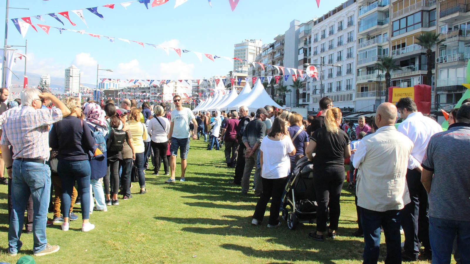 5. İzmir Boyoz Festivali'nde yapılan ikrama katılımcılardan yoğun ilgi