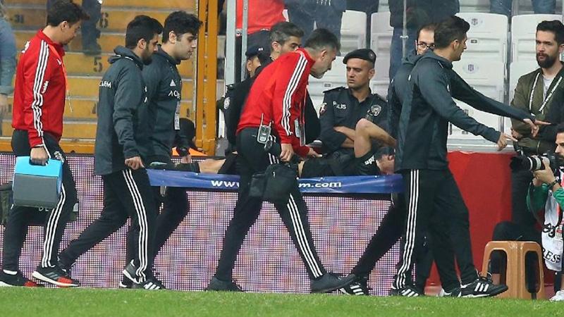 Alanyaspor maçından sakatlanan Dorukhan Toköz, sahayı gözyaşları içinde terk etti