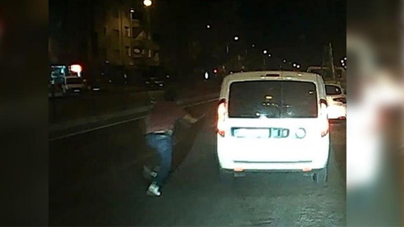 Polisler trafikte tartışırken gözaltındaki şüpheli ekip otosuyla kaçtı