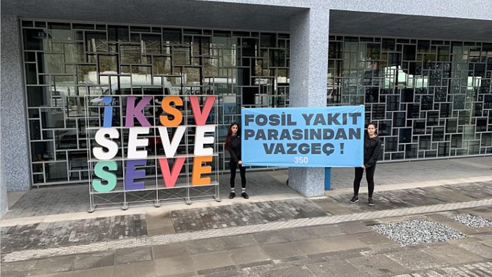 İklim aktivistleri, fosil yakıt şirketlerinin sponsor olduğu İstanbul Bienali'ni protesto etti