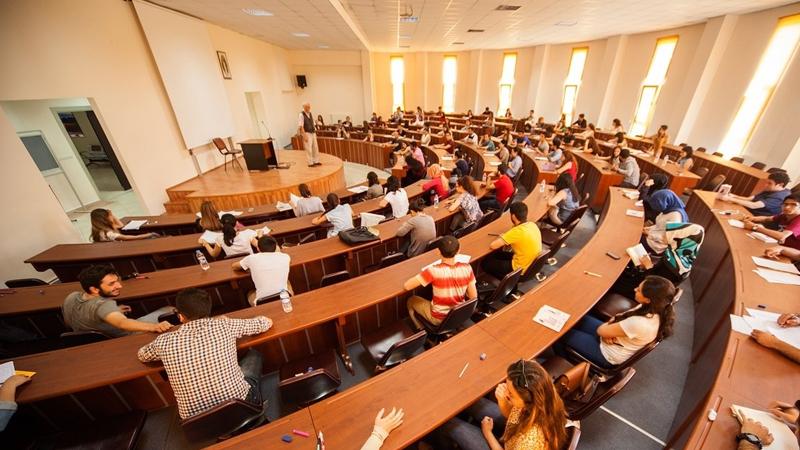 Özel üniversitelerde kadrolu akademisyen başına düşen öğrenci sayıları çok az