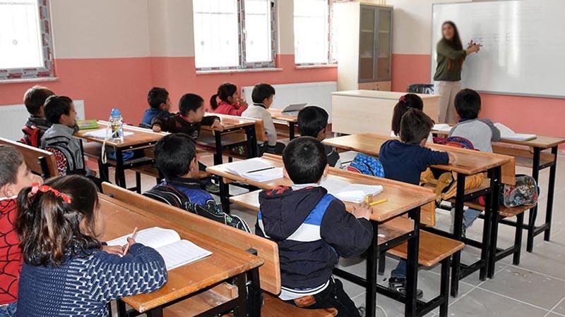 MEB, ders kitabına Uygur alfabesi yerine İbrani alfabesini basmış!