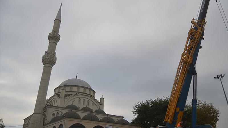 İstanbul'daki depremde minaresinin bir kısmı yıkılan caminin diğer minaresi de sökülüyor 