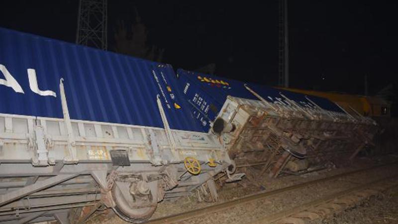 İzmir'de yük treni devrildi