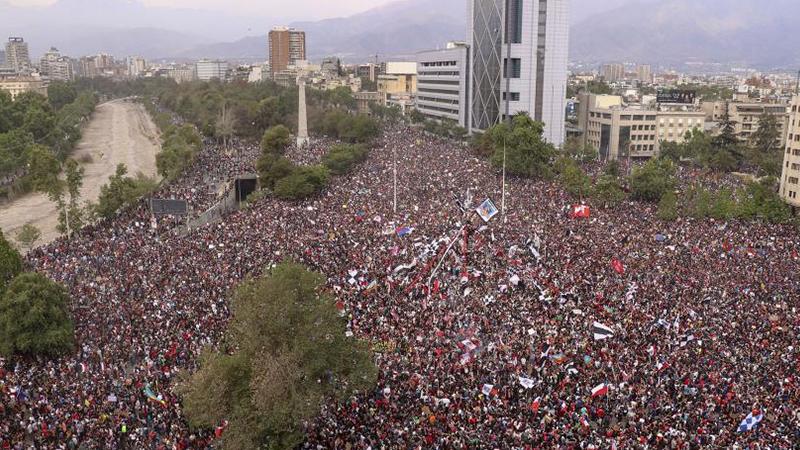 “Victor Jara’nın sesi Santiago balkonlarından yankılanıyor”