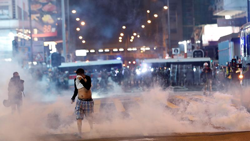 Hong Kong'da protestolar beşinci ayına, ekonomi de resesyona girdi