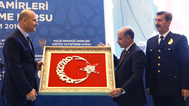 Soylu'ya verilen ilginç hediye: Türk Bayrağı'nın ayında adı, yıldızında soyadı yazıyor