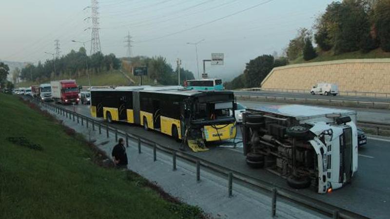 Kağıthane'de İETT otobüsü kamyonete çarptı: 1 yaralı