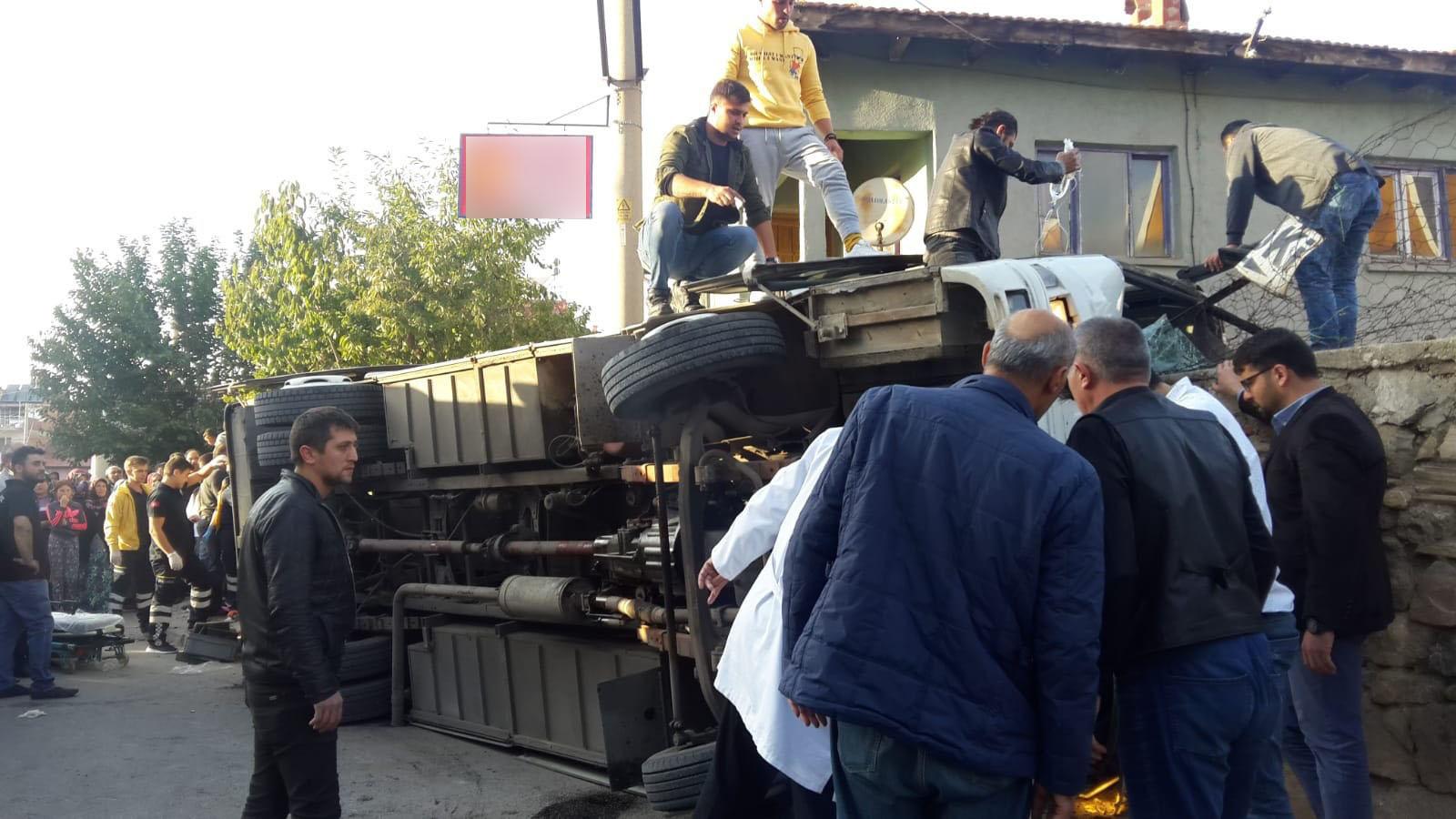 Uşak’ta işçileri taşıyan servis aracı devrildi: 10’nun üzerinde yaralı