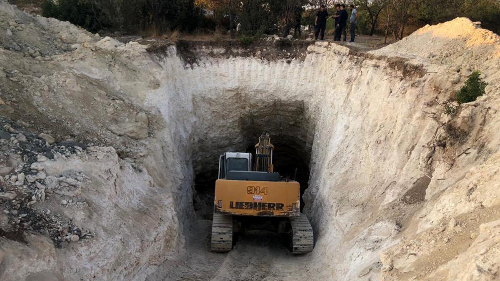 Mersin'de iş makineli kaçak kazı: 9 gözaltı