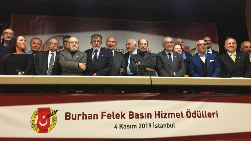 Fikret Ercan, Vahap Munyar'ın elinden aldığı 'basın hizmet ödülünü' Hürriyet'ten kovulan gazetecilere ithaf etti