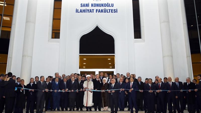 "Hukuk eğitiminde tam bir sefalet hüküm sürüyorken ilâhiyat eğitimi zenginlik içinde yüzüyor"