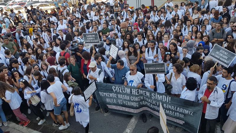 Deprem sonrası boşaltılan İstanbul Diş Hekimliği Fakültesi öğrencileri ve hastaları mağdur; röntgen dahi çekemiyolar