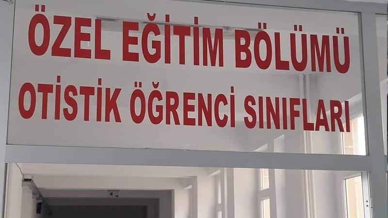 "Aksaray'da özel eğitim sınıflarının kapatılmasını isteyen veliler otizmli öğrencileri yuhaladı!"