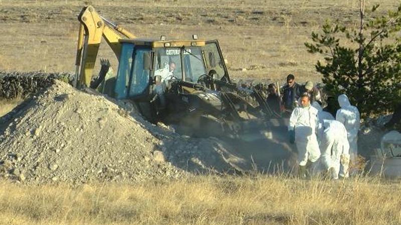 Antalya'da evlerinde ölü bulunan 4 kişilik aile, Erzurum'da toprağa verildi