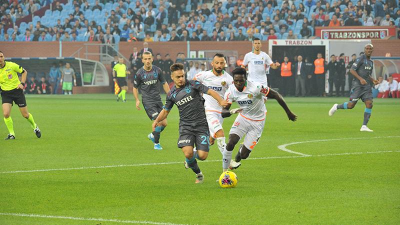 İki kırmızı kartın çıktığı maçta Trabzonspor tek golle kazandı