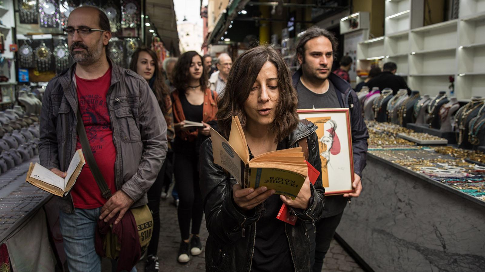 Orhan Veli ölüm yıl dönümünde önce 'şiirli yürüyüşle' ardından mezarı başında anıldı