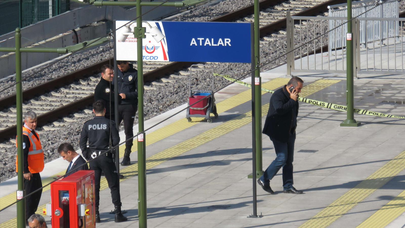 Kartal'da raylara düşen yaşlı adam tren altında kaldı